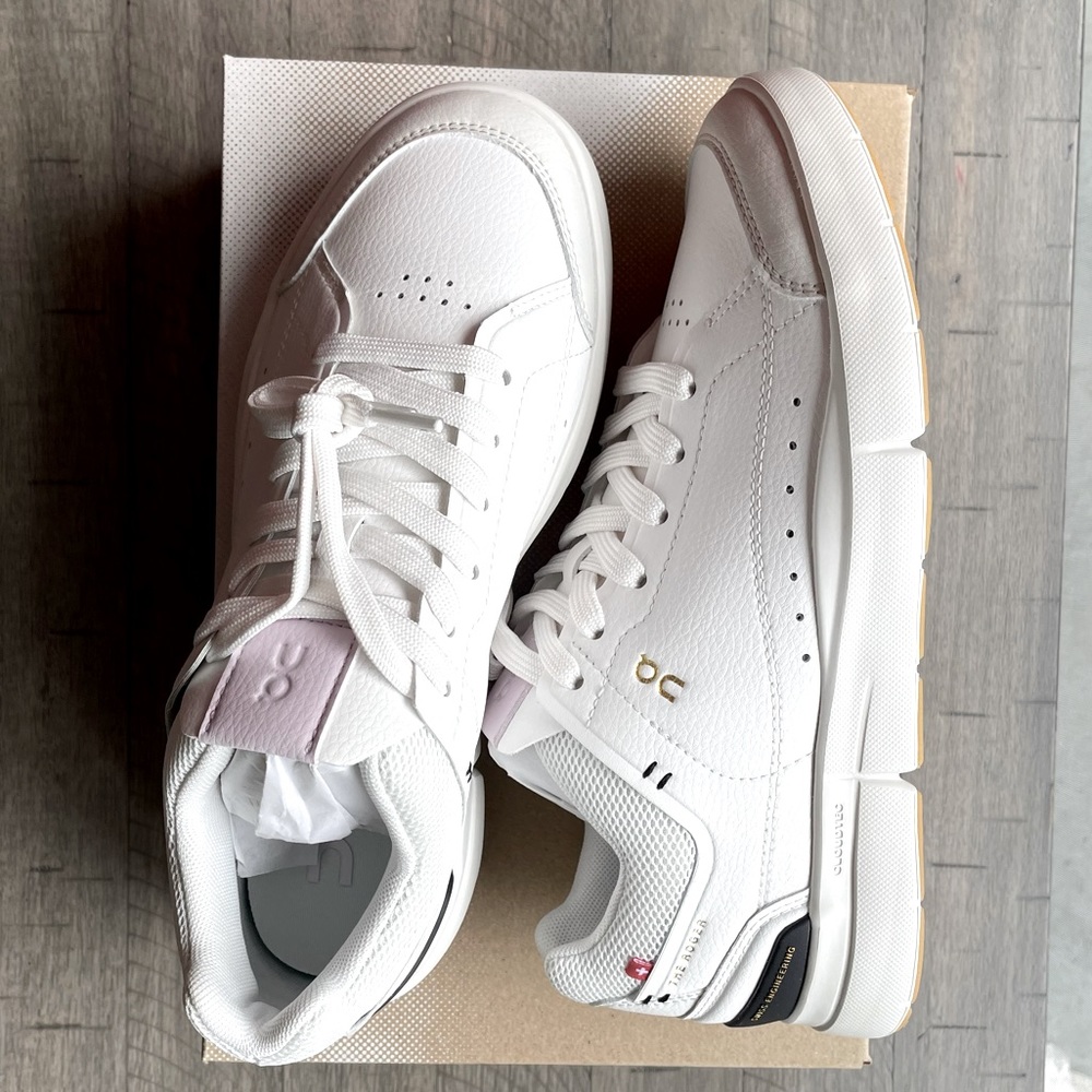 NIB ON RUNNING The Roger Centre Court Sneaker Shoes White/lily NEW